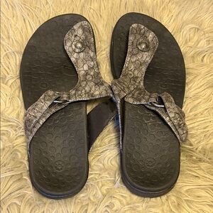 Taos Footwear Charcoal and Black Sandals